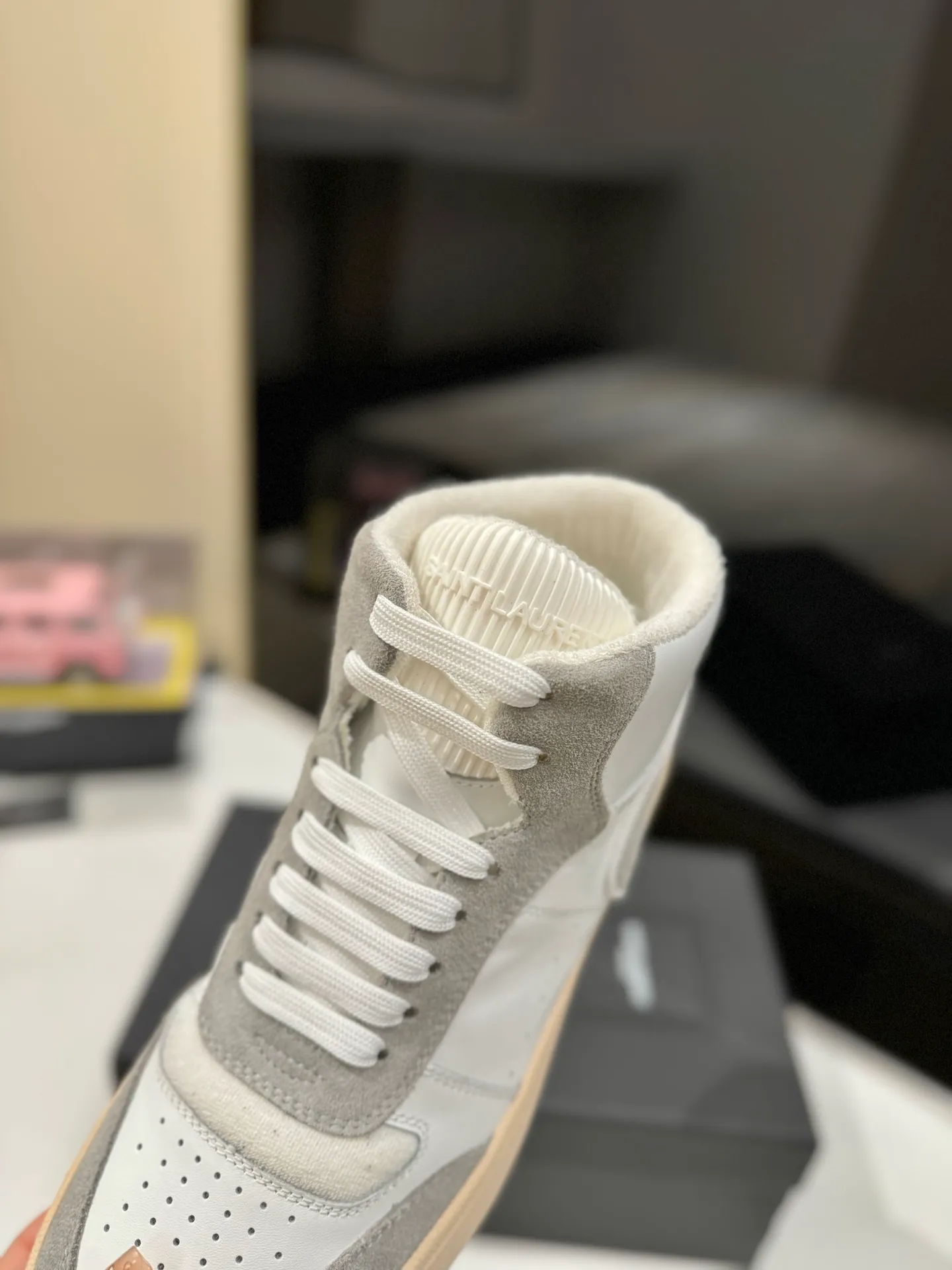 👟👟Ex-factory price 680👟👟 [High version for couples] YSL SAINT LAURENT Yves Saint Laurent SL61, the latest popular casual series in spring and summer...👍👍 Yves Saint Laurent SL61, original purchase, 1:1 replica, fresh blood injection and casual retro design, super good-looking and versatile, the upper is made of cowhide punching and splicing, the upper is super soft , lightweight and comfortable to match with sweatshirts, it is recommended to have one pair in each hand😁 ✅Fabric: Original customized cowhide ➕Punching process ➕Last process ✅Inner lining: Original towel lining ✅Feet: Original customized cowhide ✅Outsole: Original molded two-color bottom ✅Packaging: Original full set of packaging ✅Code number: 35-46 (Female 41.42. Male 38.45.46 Customized, non-returnable)